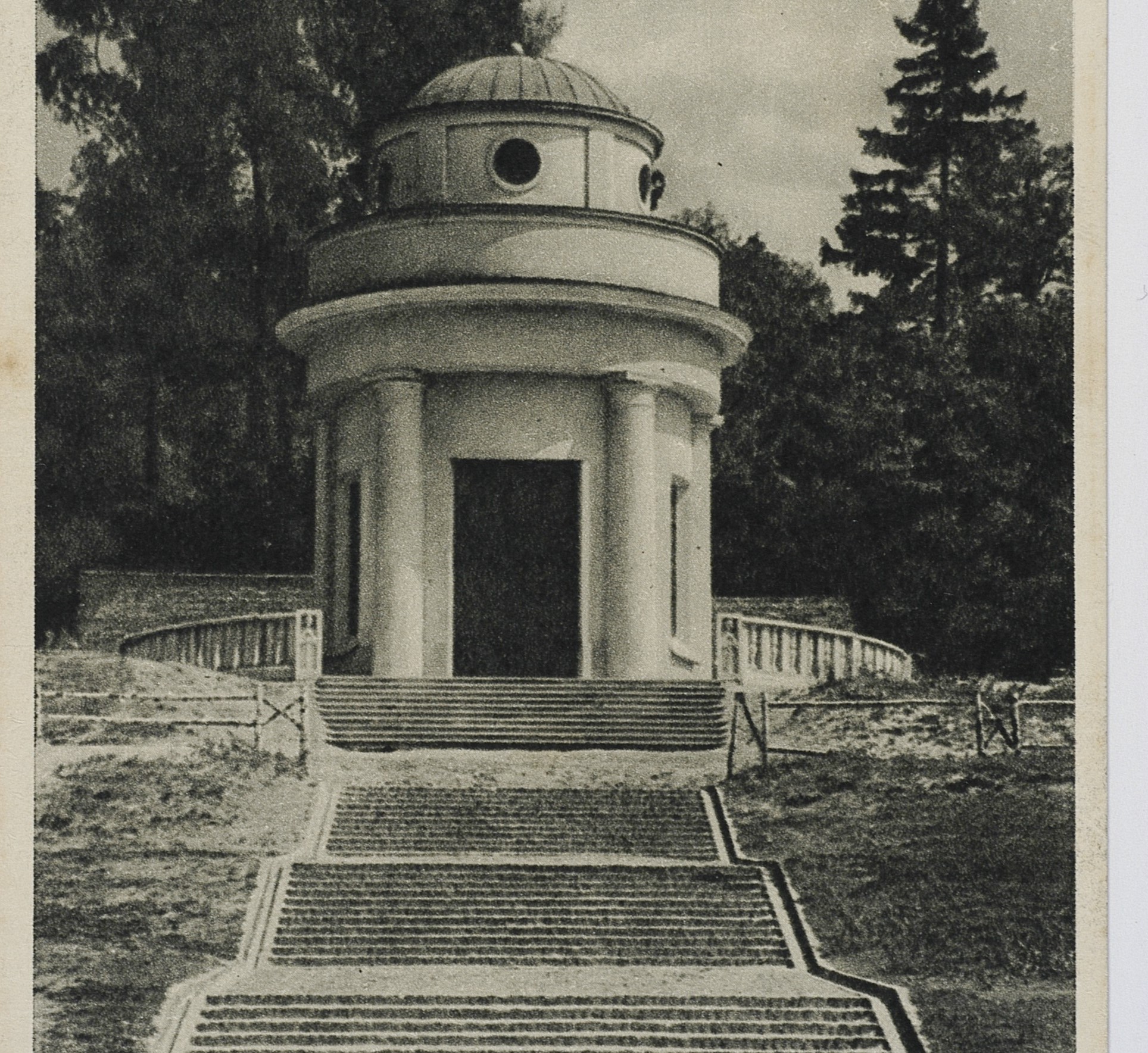 Kaplica znajdująca się na Cmentarzu Obrońców Lwowa. Pocztówka z 1930 roku. Źródło: Polona/dp
  
