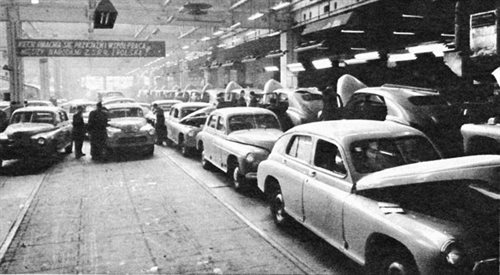 Montaż samochodów Warszawa M-20 w hali Fabryki Samochodów Osobowych w Warszawie w latach 50.