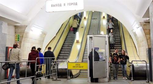 Schody ruchome przy stacji metra w Moskwie