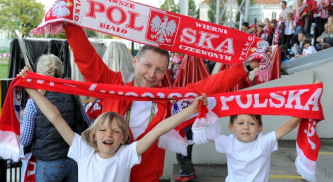 Kibice reprezentacji Polski podczas treningu drużyny na stadionie Polonii w Warszawie.