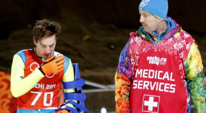Kamil Stoch po upadku na treningu skoków narciarskich przed sobotnim konkursem na dużej skoczni w Soczi