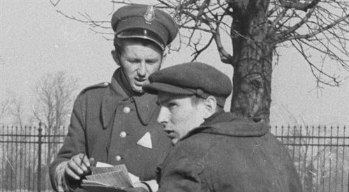 Warszawa, marzec 1948 roku. Aleje Ujazdowskie na wysokości Łazienek Królewskich. Nz. milicjant kontroluje motocyklistę. To pierwowzór Żbika?