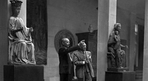 Stanisław Lorentz oprowadza Pabla Picassa po Muzeum Narodowym Warszawie. 1948. Wikimedia Commonsdp. Źr.: Mieczysław Bibrowski (1979). Picasso w Polsce. Wydawnictwo Literackie.