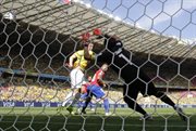 Gonzalo Jara strzela bramkę samobójczą, Brazylia otwiera wynik spotkania