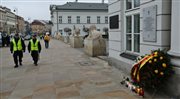 Wieniec pod Pałacem Prezydenckim podczas ostatnich przygotowań do obchodów trzeciej rocznicy katastrofy smoleńskiej na Krakowskim Przedmieściu w Warszawie