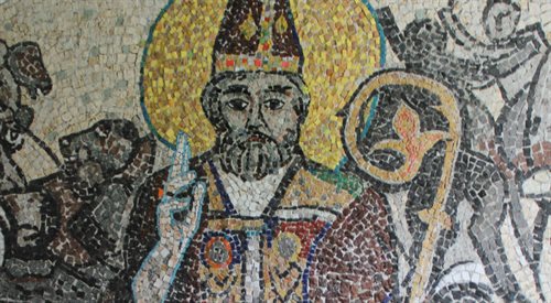 Biskup Jón Arason . Mozaika na ścianie jego grobu w wieży Hóladómkirkju, fot. Navaro, r. Wikimedia CommonsCC 3.0