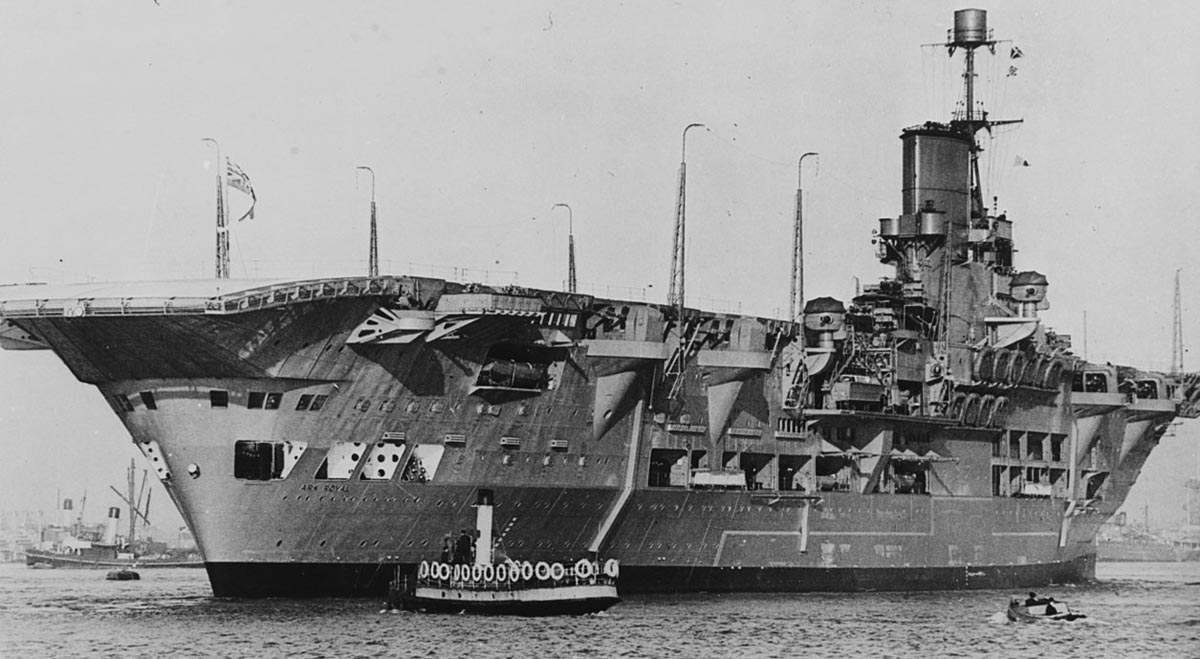 
  Royal Navy upatrywała swoją podstawową siłę w zespołach wielkich okrętów nawodnych. Na zdjęciu lotniskowiec HMS "Ark Royal”. Wikipedia/domena publiczna