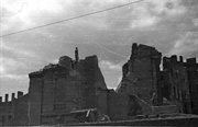 Śródmieście Północne. Rozbiórka wypalonej kamienicy Leszno 42 na terenie byłego getta, lipiec 1944.