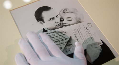 Jedno z wyjątkowych zdjęć, które może podziwiać na wystawie we Wrocławiu, przedstawia Marylin Monroe z Marlonem Brando