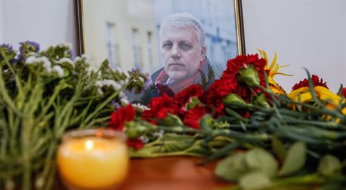 Krytyk Putina i Łukaszenki Paweł Szeremet zginął w wybuchu samochodu w drodze do redakcji, w której prowadził codzienną audycję radiową. Na miejscu morderstwa mieszkańcy Kijowa składają kwiaty