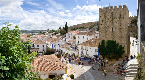 Widok na Óbidos, w dole odbywa się akurat średniowieczny jarmark
