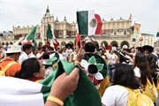 Pielgrzymi z Meksyku, uczestnicy ŚDM na Rynku Głównym w Krakowie