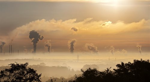 Smog w polskich miastach to przede wszystkim efekt przestarzałych pieców węglowych i niskiej jakości węgla, a także śmieci, które wrzucamy do pieców