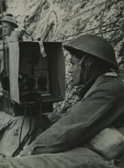 Żołnierz 2 Korpusu Polskiego przy radiostacji. Włochy, maj 1944

