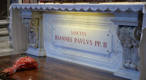 Grób świętego Jana Pawła II z kwiatami od pary prezydenckiej w kaplicy św. Sebastiana Bazyliki św. Piotra w Watykanie