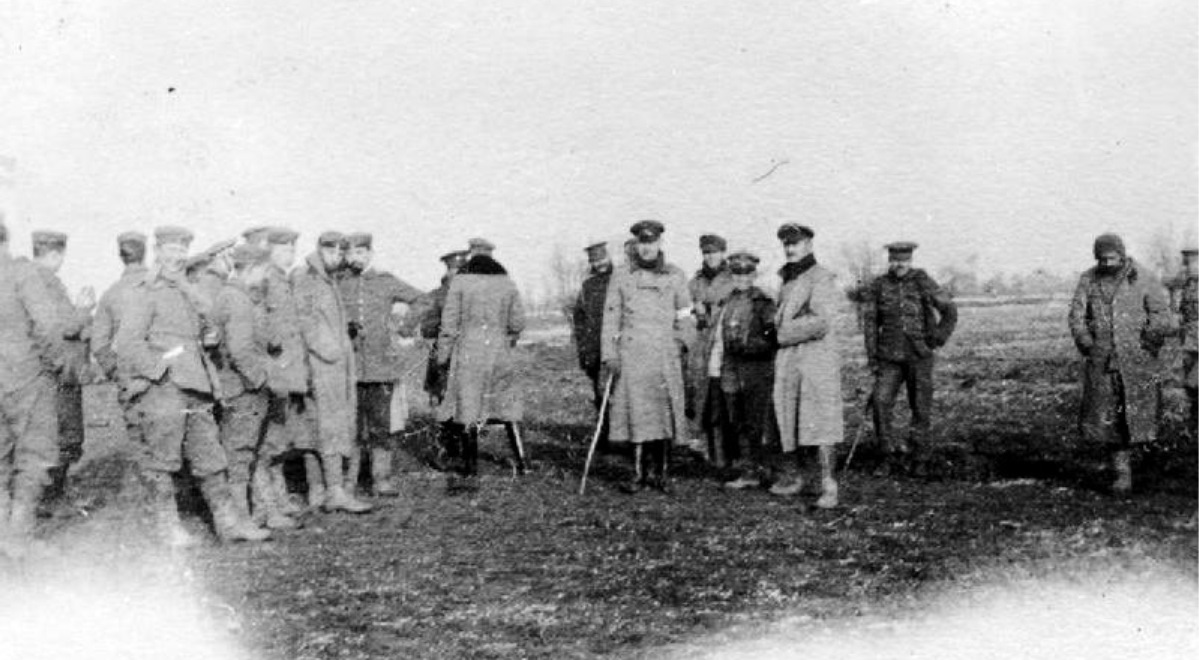 Spotkanie żołnierzy brytyjskich i niemiecki na tzw. ziemi niczyjej w Wigilię 1914 roku
