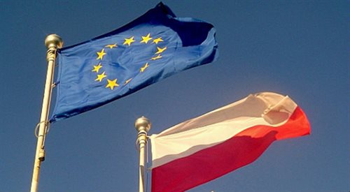 Flagi Polski i UE, aut. MateuszEs, Wikimedia Commons