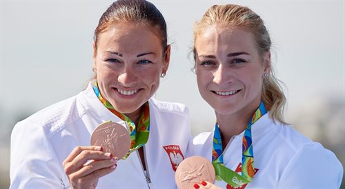 Polskie kajakarki Beata Mikołajczyk (L) i Karolina Naja i na podium z brązowymi medalami wywalczonymi w wyścigu dwójek kajakowych kobiet, K2