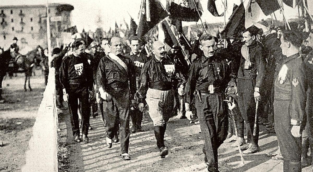 

I chociaż zachowało się wiele zdjęć przedstawiających Benita Mussoliniego (szósty z prawej) biorącego udział w rewolcie, przyszły przywódca Włoch tak naprawdę nie uczestniczył w zamachu stanu. Fotografował się z jego uczestnikami jedynie ze względów propagandowych. Źródło: Wikimedia commons/Domena publiczna
