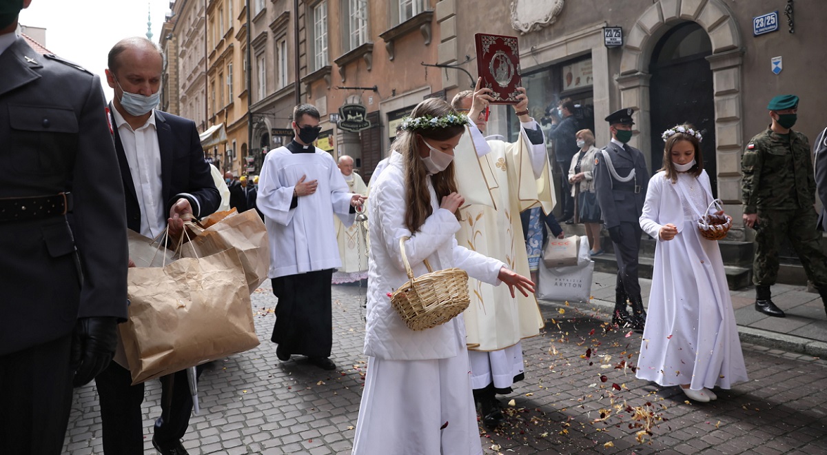Girls strew the way with flower petals in a long-standing tradition during a Corpus Christi procession in Warsaw. Photo: PAP/Leszek Szymański