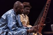 Kassé Mady Diabaté z zespołem na scenie 