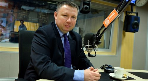 Marcin Kierwiński w studiu radiowej Jedynki