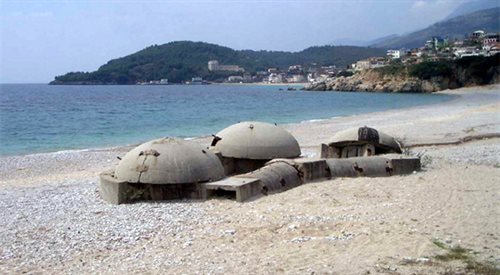 Bunkru na jednej z albańskich plaż