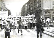 Jedna z demonstracji z udziałem m.in. Grup Wykonawczych Solidarności Walczącej. Po prawej stronie z flagą z symbolem SW – Jacek Guzowski. Rok 1988.