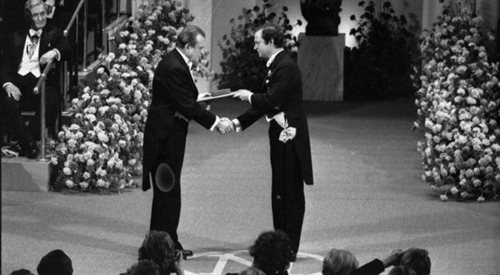 Szwecja, Sztokholm, 10.12.1980. Czesław Miłosz podczas ceremonii wręczenia Nagrody Nobla w dziedzinie literatury.