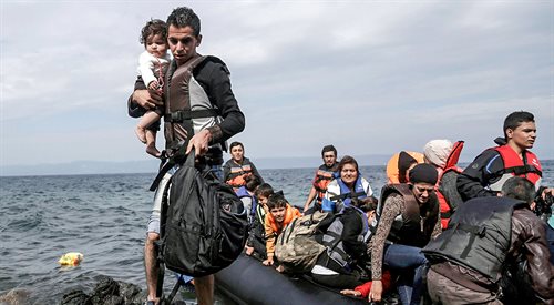 Imigranci przebywają na grecką wyspę Lesbos, po przebyciu Morza Egejskiego, z wybrzeży Turcji
