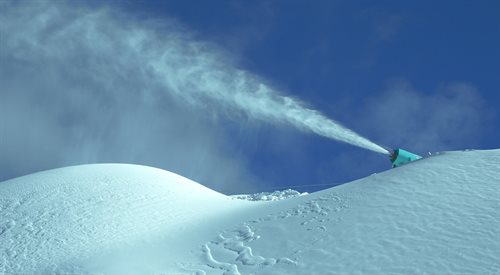 Dzięki armatkom śnieżnym zimowe szaleństwo może trwać nawet wtedy, gdy warunki naturalne nie sprzyjają szusowaniu na nartach