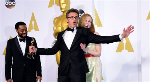 Reżyser Paweł Pawlikowski wraz z Nicole Kidmann cieszy się z wygranej podczas oscarowej nocy