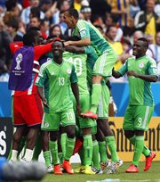 Piłkarze Nigerii cieszą się z bramki Ahmeda Mousy