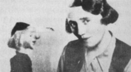 Zdjęcia pisarki - jak przyznała Olga Szmidt - były jednym z powodów, dla których zainteresowała się jej życiorysem (na zdjęciu Kownacka z kukiełką Szewczyka Dratewki)