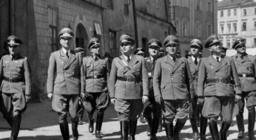Gubernator Hans Frank (4. z lewej) i inni funkcjonariusze niemieccy zwiedzają teren byłego getta lubelskiego, maj 1942 roku.