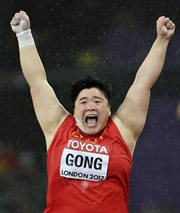 Lijiao Gong (Chiny) po zdobyciu złotego medalu w pchnięciu kulą kobiet