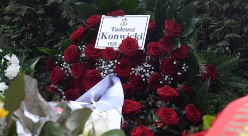 Kwiaty złożone na grobie Tadeusza Konwickiego, podczas pogrzebu pisarza na Cmentarzu Komunalnym Powązki Wojskowe w Warszawie. Wybitny pisarz i reżyser zmarł zmarł w swoim warszawskim mieszkaniu wieczorem 07.01.2015 w wieku 88 lat.