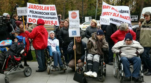 Protest rodziców dzieci niepełnosprawnych przed Kancelarią Prezesa Rady Ministrów w Warszawie