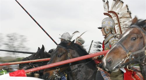 Pokazy rycerskie w wykonaniu grupy konnej Dextarius, odtwarzającej m.in. tradycje polskiej husarii - najpiękniejszej i najgroźniejszej polskiej konnej formacji wojskowej - a także walki piesze i historyczne tańce zainaugurowały sezon na zamku w Chudowie