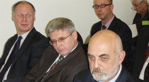 Ambasador Leszek Szerepka (w środku)