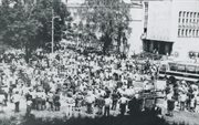 Zgromadzenie przed siedzibą Komitetu Wojewódzkiego Polskiej Zjednoczonej Partii Robotniczej. Radom, 25 czerwca 1976 