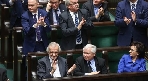 Wicemarszałek Sejmu z ramienia PiS Ryszard Terlecki (z lewej), prezes PiS Jarosław Kaczyński (w środku) i rzecznik rządu Elżbieta Witek (z prawej) oraz politycy PiS, podczas posiedzenia Sejmu