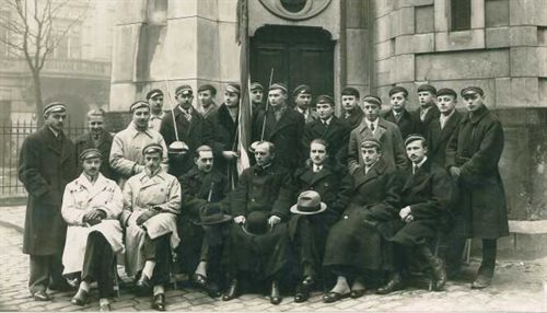 Korporacja Akademicka Sarmatia - przed Kościołem Najświętszego Zbawiciela w Warszawie, rok 1928