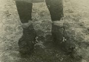 Formowanie Armii Polskiej na Wschodzie - w takich butach ochotnicy zgłaszali się do wojska. Tockoje, ZSRR, październik 1941