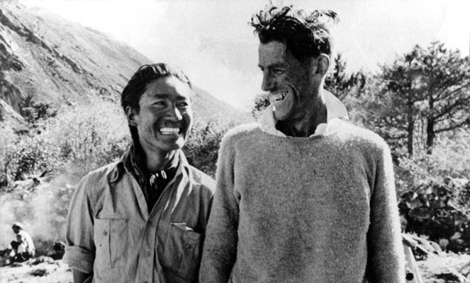 Nowozelandczyk Edmund Hillary wraz z nepalskim szerpą Tenzingiem Norgayem kilka tygodni po zdobyciu, jako pierwsi w historii, Mount Everest. 20.06.1953. PAP/Photoshot
