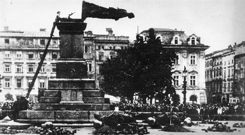 Obalenie pomnika Mickiewicza w Krakowie w 1940 roku. wikipediadomena publiczna