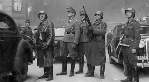 Jrgen Stroop (drugi od lewej) w czasie tłumienia powstania w getcie warszawskim, 1943 r.