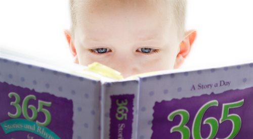 Dzieciom trzeba czytać książki i zachęcać je do nauki samodzielnego czytania