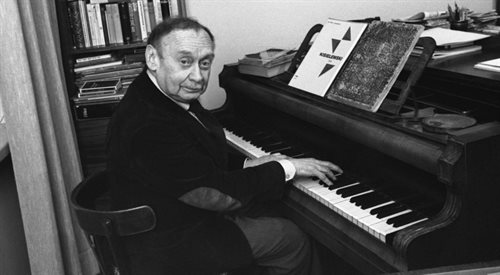 Stefan Kisielewski przy fortepianie w swoim domu w 1982 r.