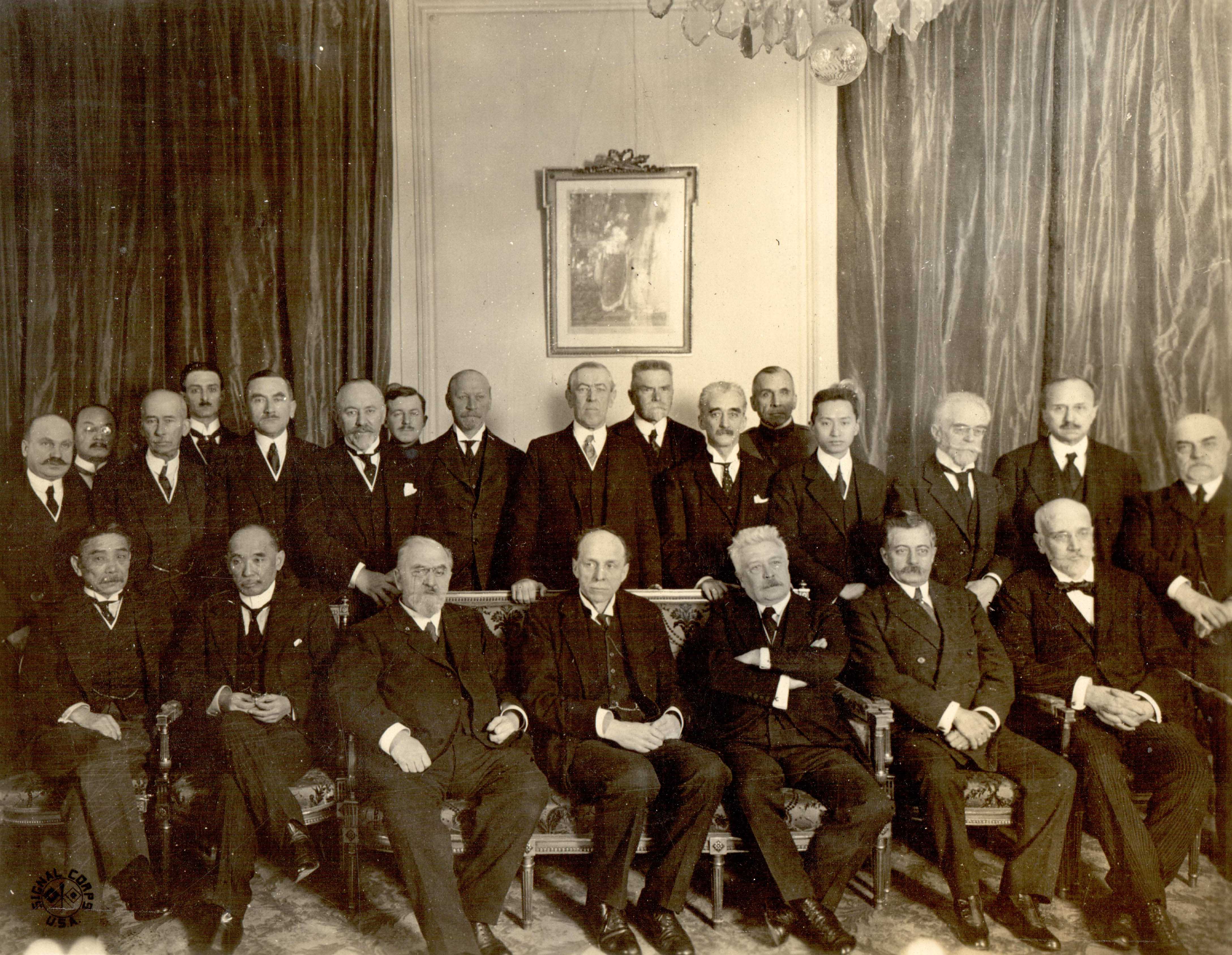 Fotografia uczestników konferencji pokojowej w Paryżu. Roman Dmowski stoi piąty od lewej strony, luty-kwiecień 1919/Wikimedia Commons
